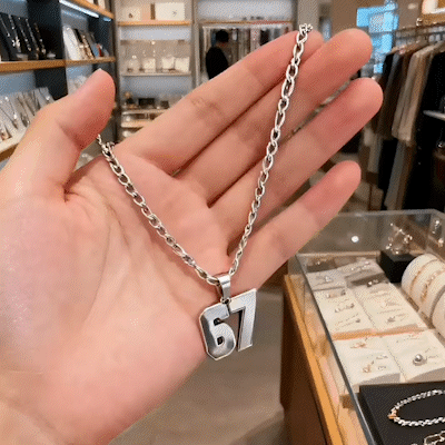 Halskjede med 67 tall – et statement-plagg for enhver fashionista