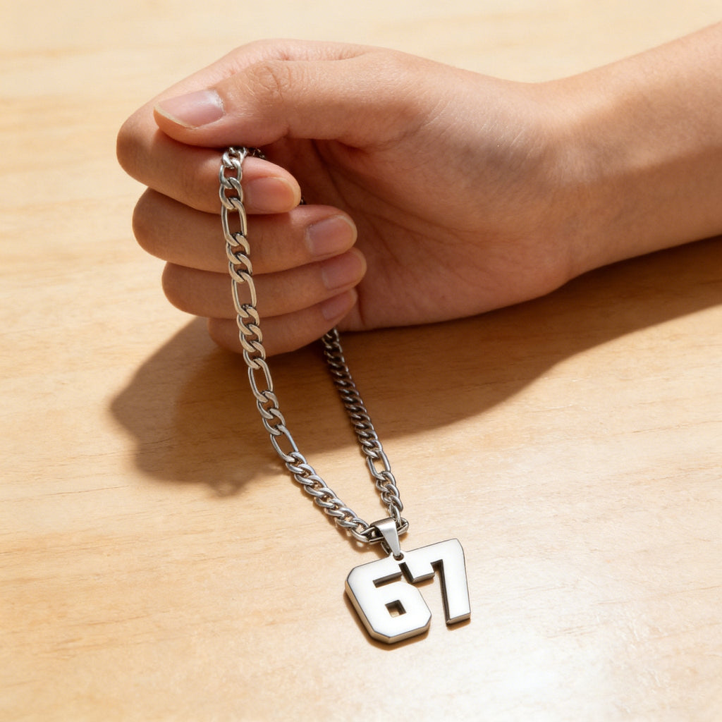 Halskjede med 67 tall – et statement-plagg for enhver fashionista