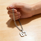 Halskjede med 67 tall – et statement-plagg for enhver fashionista